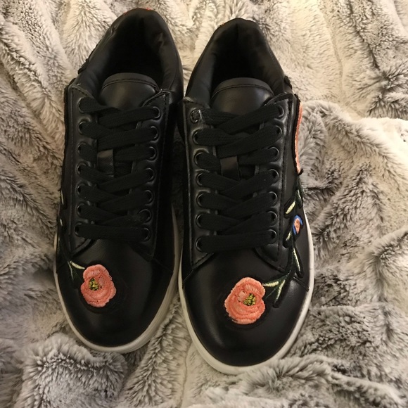 Embroidered Flower Roses Black Sneakers - Picture 3 of 8